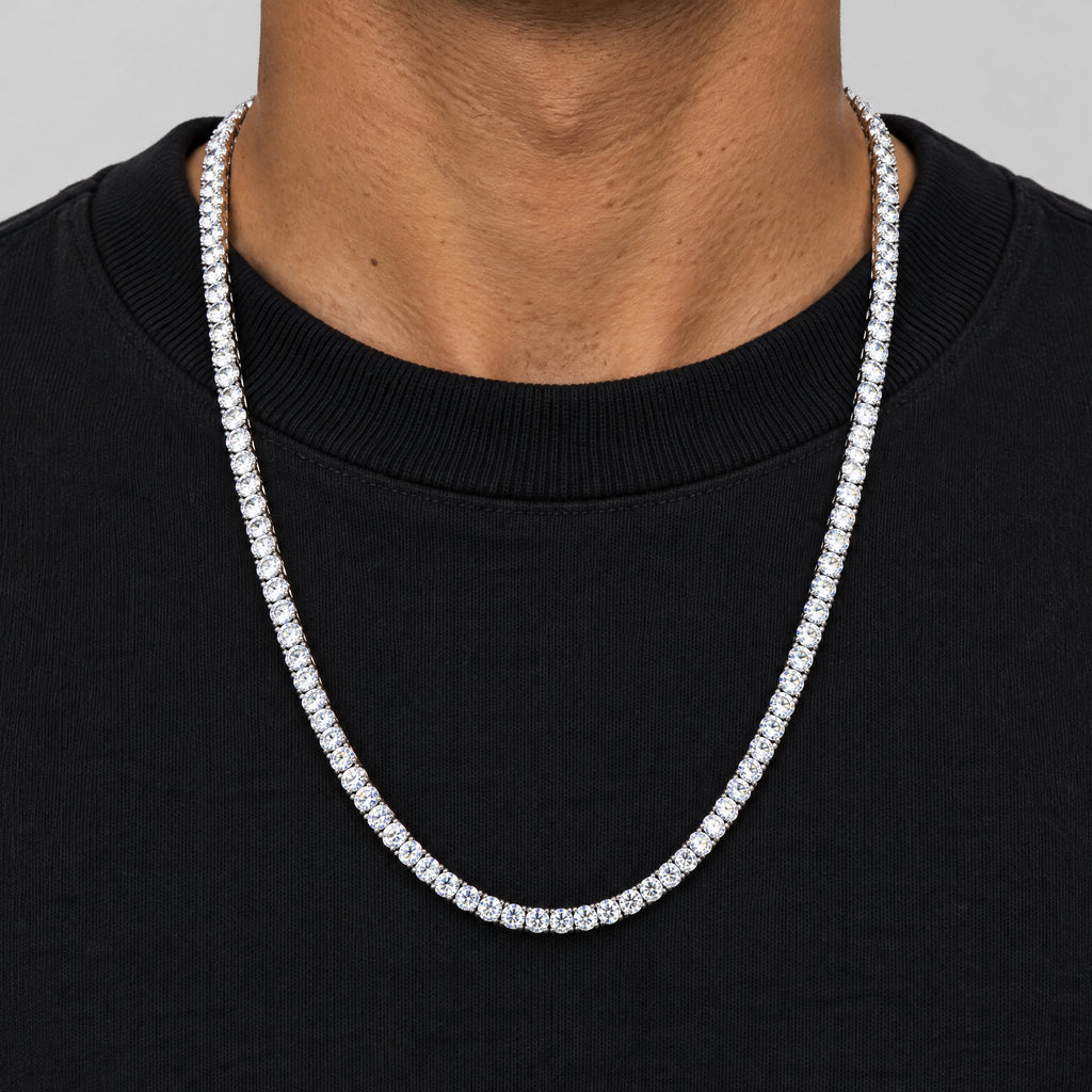 Man in a black T-shirt wearing the 4mm tennis chain