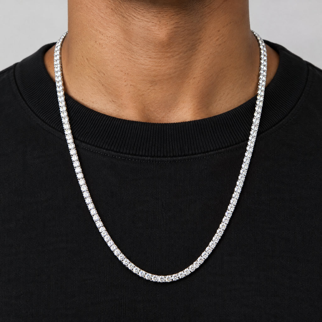 Man in a black T-shirt wearing the 3mm tennis chain