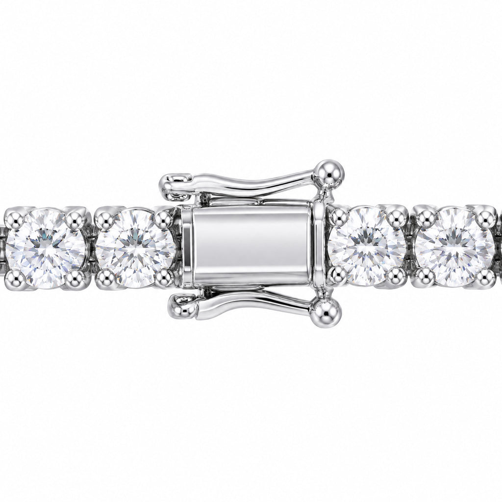 Close-up of the box clasp on the 4mm tennis chain